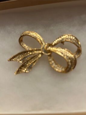 Gold Bow Brooch - Elegant Women's Jewelry